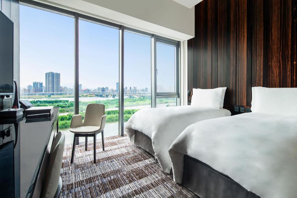 台北的住宿－宿之酒店，酒店客房设有两张床和大窗户。