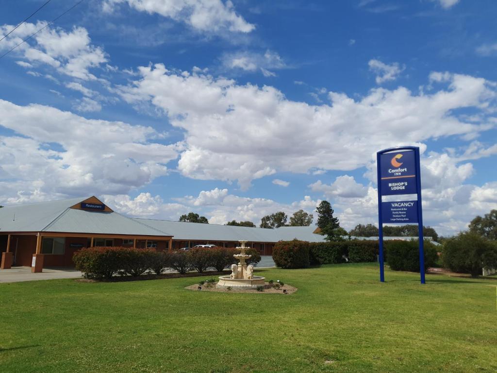 a sign in the grass in front of a building at Comfort Inn Bishops Lodge in Hay