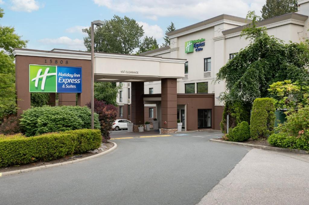 un edificio de oficinas con un cartel delante en Holiday Inn Express and Suites Surrey, an IHG Hotel, en Surrey