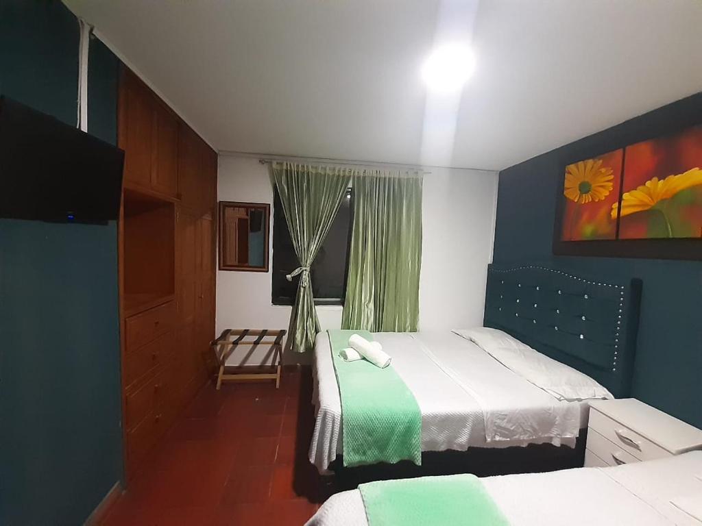 - une petite chambre avec 2 lits et une fenêtre dans l'établissement Casa Hotel Villa Lunita, à Villa de Leyva