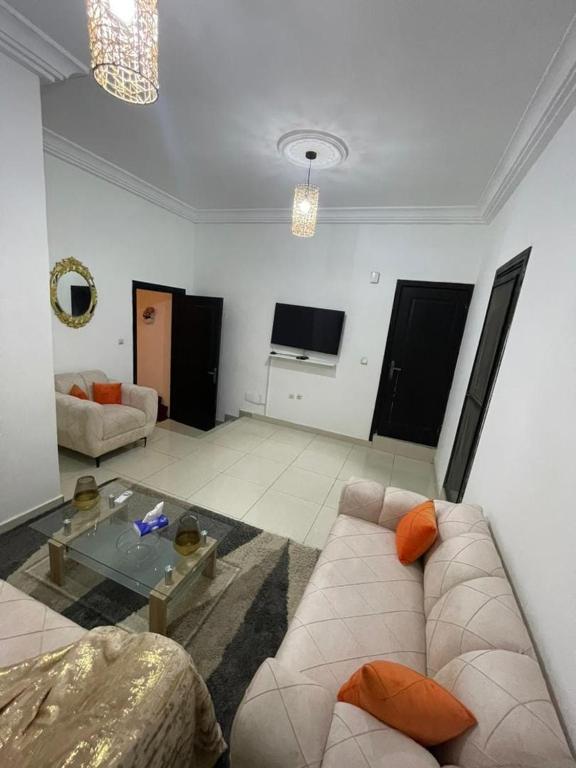 sala de estar con sofá y mesa en LOUKPEMI BUSINESS IL SARL en Ouidah