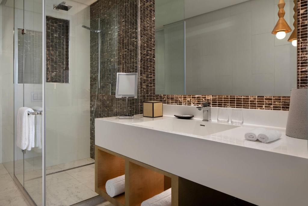 Ένα μπάνιο στο Lagos Marriott Hotel Ikeja
