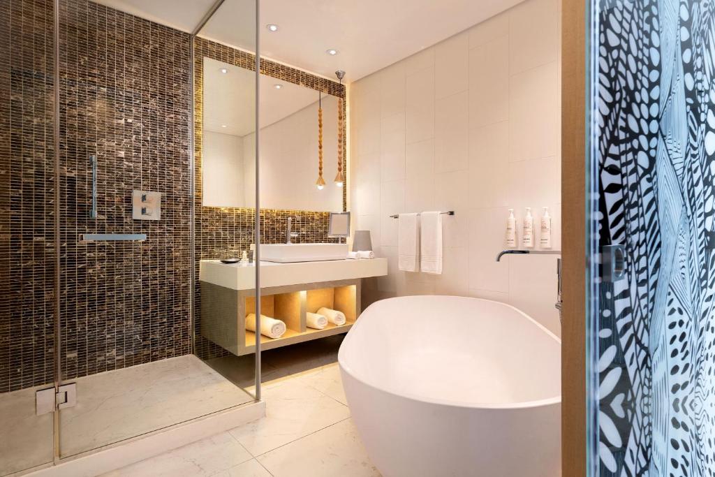 Ένα μπάνιο στο Lagos Marriott Hotel Ikeja