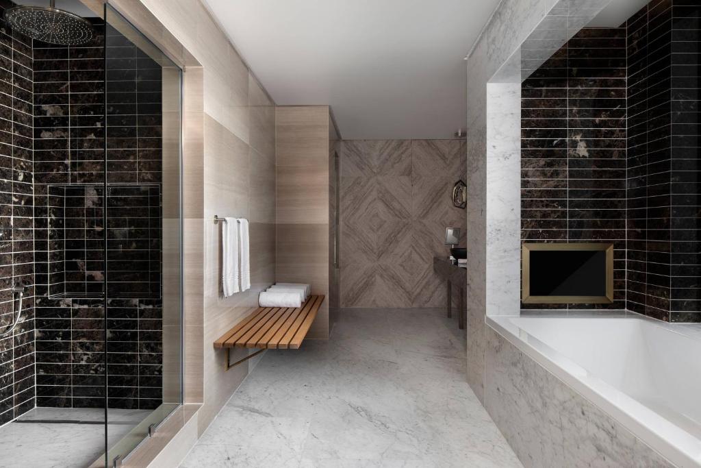Ένα μπάνιο στο Lagos Marriott Hotel Ikeja