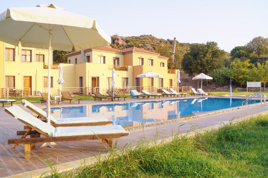 Bazén v ubytování Molivos Sunset Apartments nebo v jeho okolí