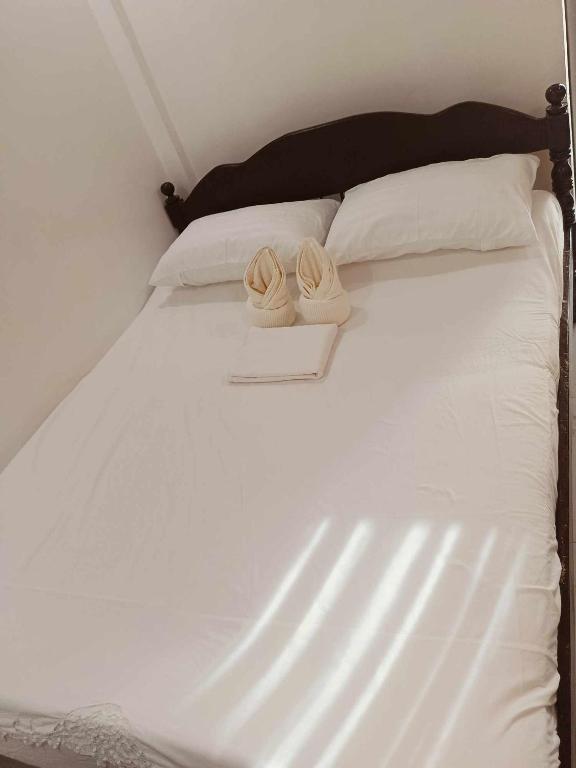 Postel nebo postele na pokoji v ubytování KMJ SUITES