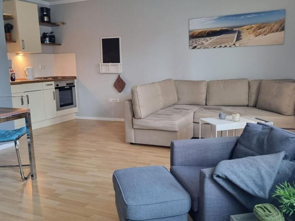 ein Wohnzimmer mit einem Sofa und einem Tisch in der Unterkunft Neuwerk Modern retreat in Wangerooge