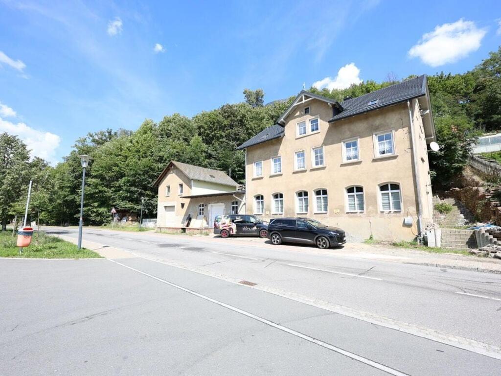 une maison dans une rue avec des voitures garées devant elle dans l'établissement Old Forge Modern Retreat, 