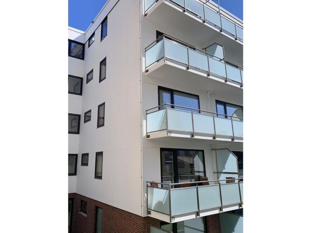 Bild eines Apartmentgebäudes mit Balkonen in der Unterkunft Sea air Modern retreat in Wangerooge
