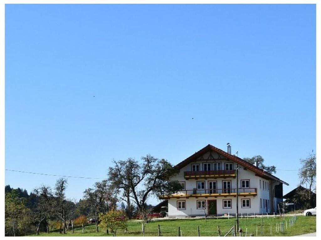 Wackersberg的住宿－Richter 2 Modern retreat，坐在田野顶上的白色大房子