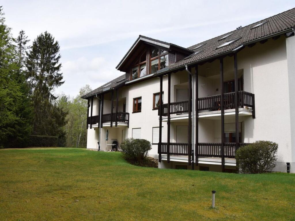 ein großes weißes Gebäude mit einem großen Hof in der Unterkunft Huis Hochfirst Appartement 20 in Titisee-Neustadt