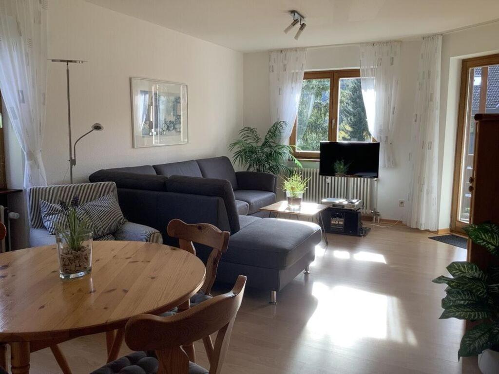 ein Wohnzimmer mit einem Sofa und einem Tisch in der Unterkunft Appartementencomplex Titisee in Titisee-Neustadt