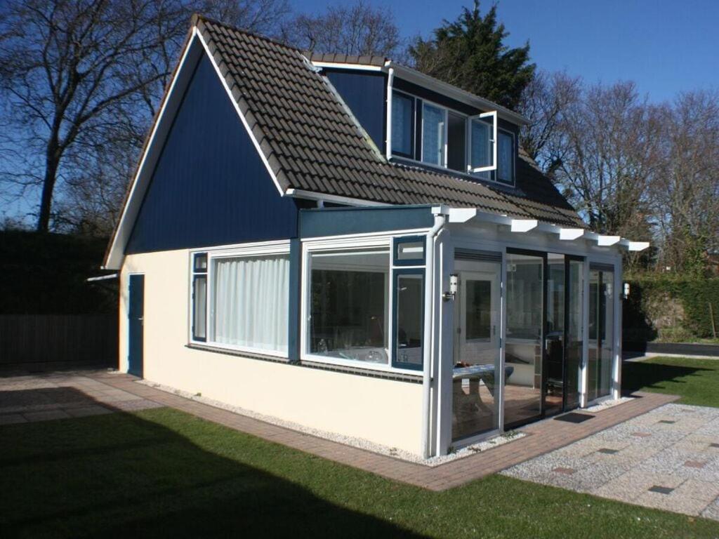 una casa con giardino d'inverno sul lato di Manor House Rental Type A de Luxe Grevelingen 90 a Ouddorp