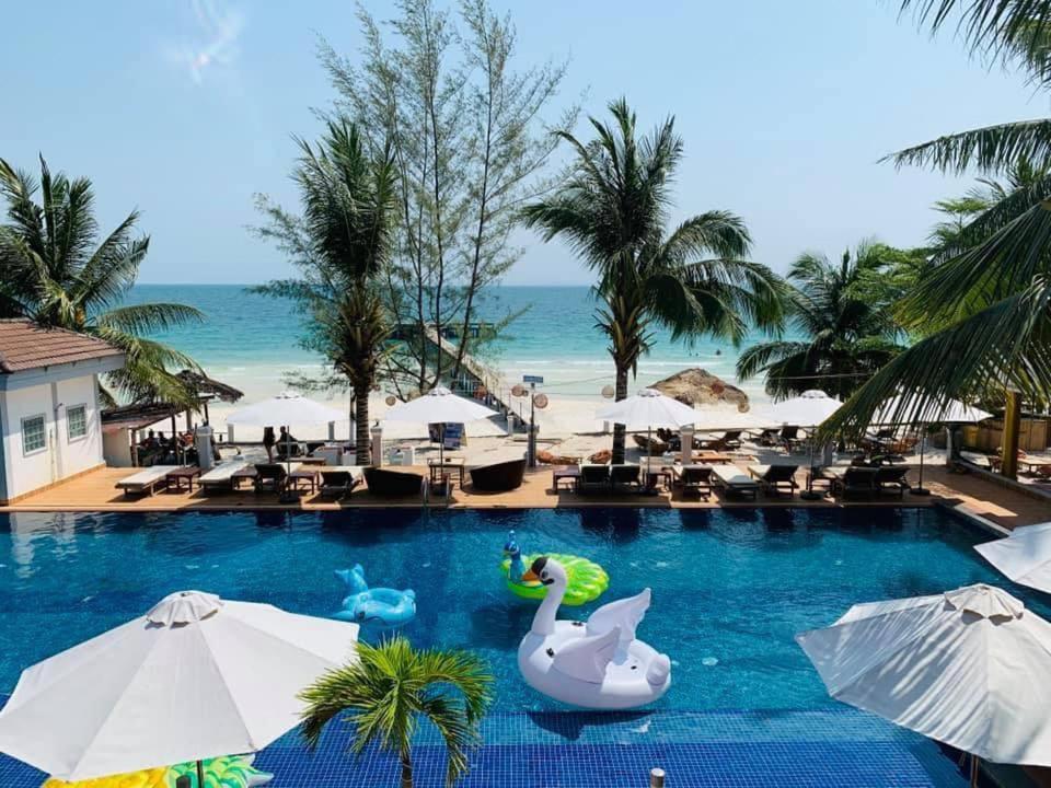 una piscina con due cigni in un resort di Amor Resort Koh Rong a Koh Rong Island