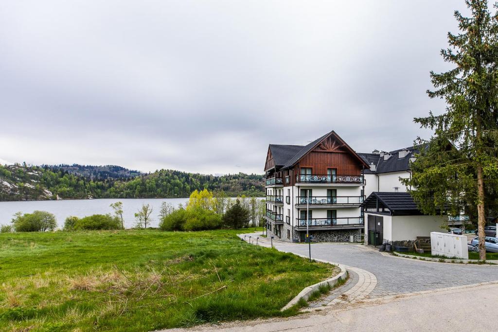 クルシュコフツェにあるApartament VELO Czorsztynの湖畔にある大きな建物