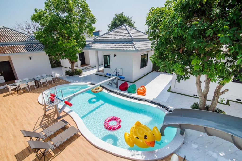 - une vue sur la piscine avec un jouet dans l'établissement ZEN2 Pool Villa Hua Hin, à Hua Hin
