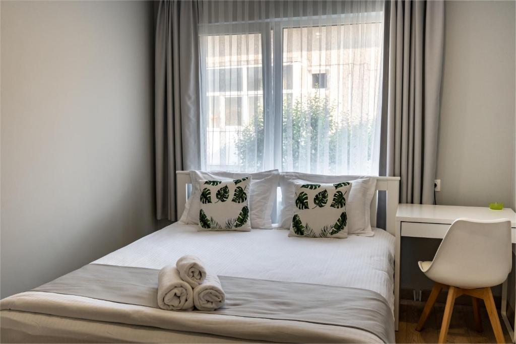 una camera da letto con un letto con asciugamani sopra di The House-Kamenitza Апартамент и релакс зона a Velingrad