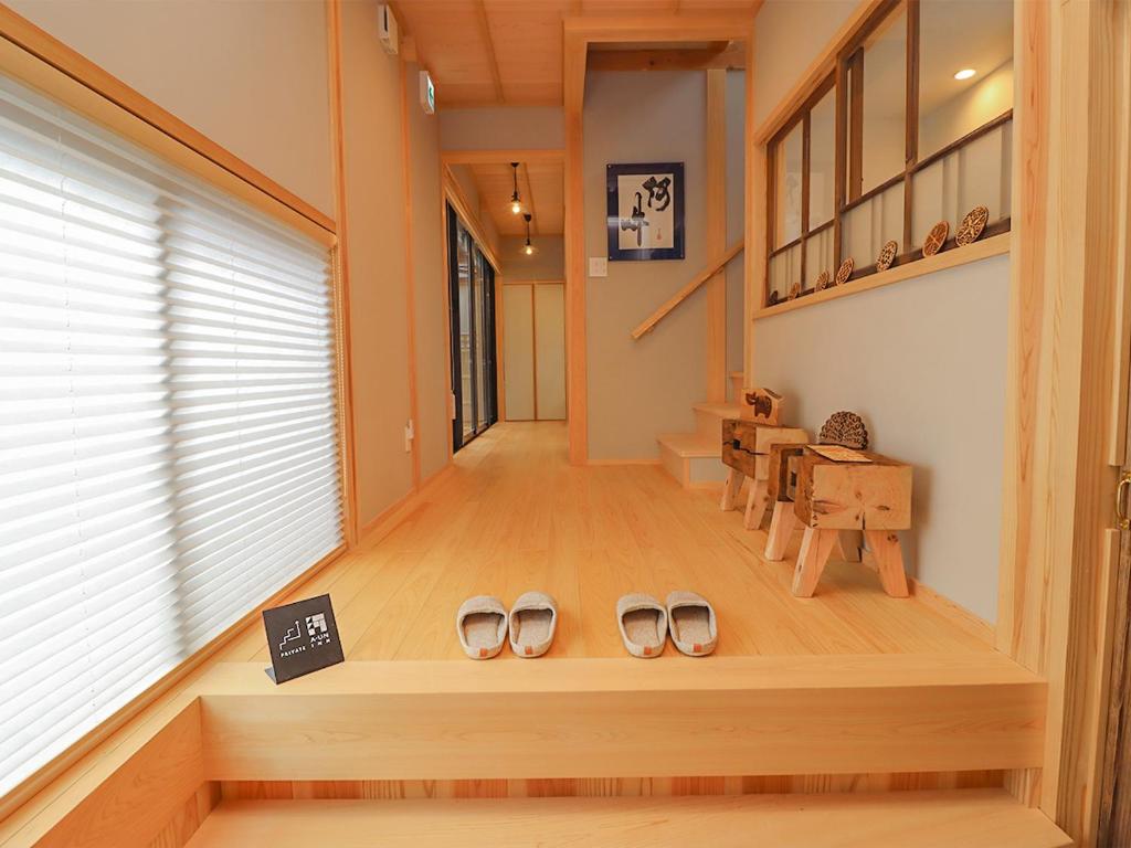 a pair of shoes sitting on the floor in a hallway at A-UN lNN 会津若松 人気観光地へ車で10分 in Aizuwakamatsu