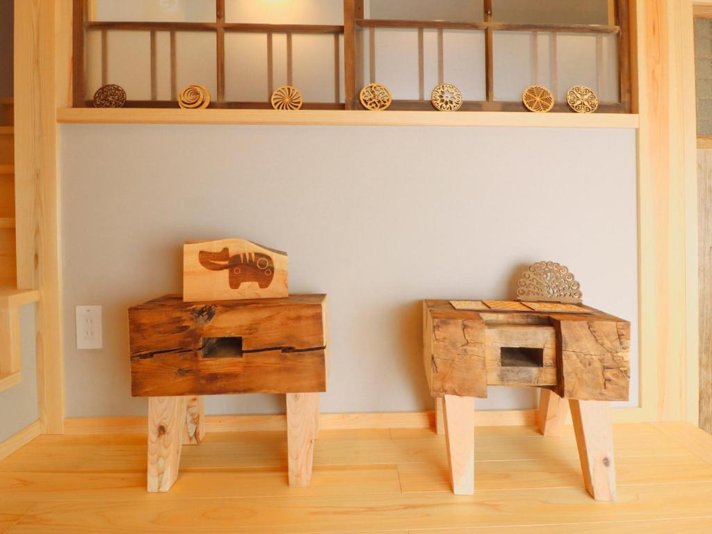 a room with a table and a table with wooden furniture at A-UN lNN 会津若松 人気観光地へ車で10分 in Aizuwakamatsu