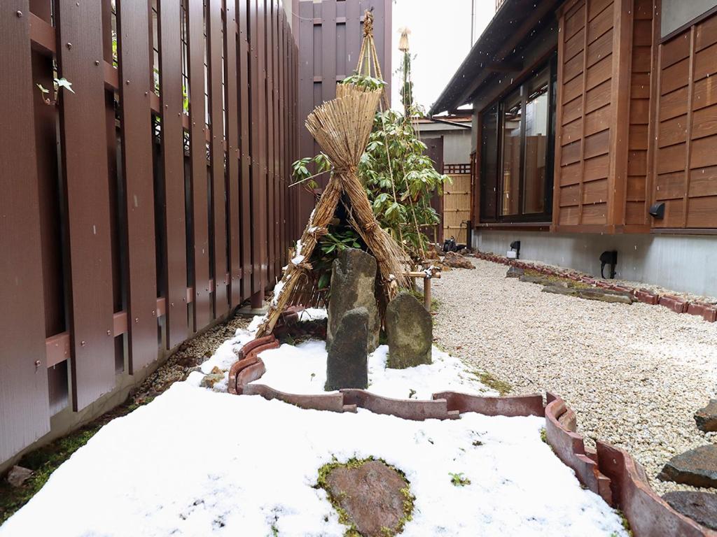 a christmas tree in the middle of a courtyard at A-UN lNN 会津若松 人気観光地へ車で10分 in Aizuwakamatsu