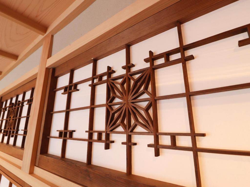 a room with a wooden wall with a window at A-UN lNN 会津若松 人気観光地へ車で10分 in Aizuwakamatsu