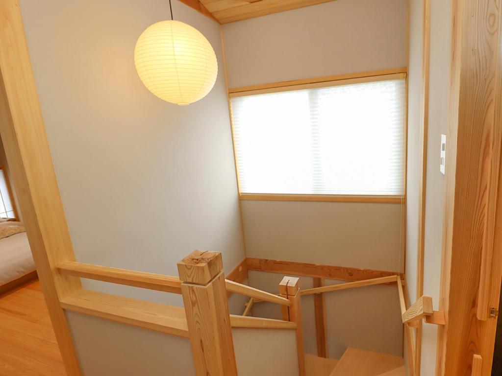 a small room with a window and a light fixture at A-UN lNN 会津若松 人気観光地へ車で10分 in Aizuwakamatsu