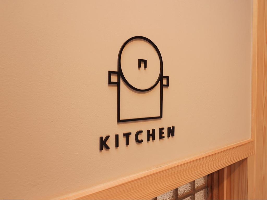 a bathroom sign with a mirror on a wall at A-UN lNN 会津若松 人気観光地へ車で10分 in Aizuwakamatsu