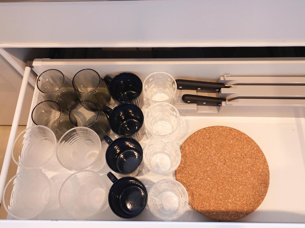 a drawer filled with lots of plastic cups and a cork at A-UN lNN 会津若松 人気観光地へ車で10分 in Aizuwakamatsu