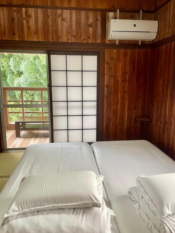 Een bed of bedden in een kamer bij 旅館 竹屋 Takeya