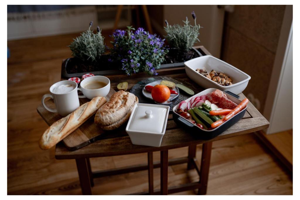 un tavolo con un vassoio di cibo su un tavolo di Pērlerada room a Engure