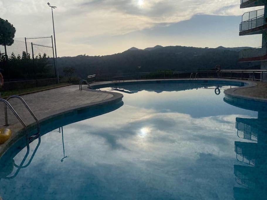 ein großer Pool mit blauem Wasser in einem Gebäude in der Unterkunft Piso con piscina in Arenys de Munt