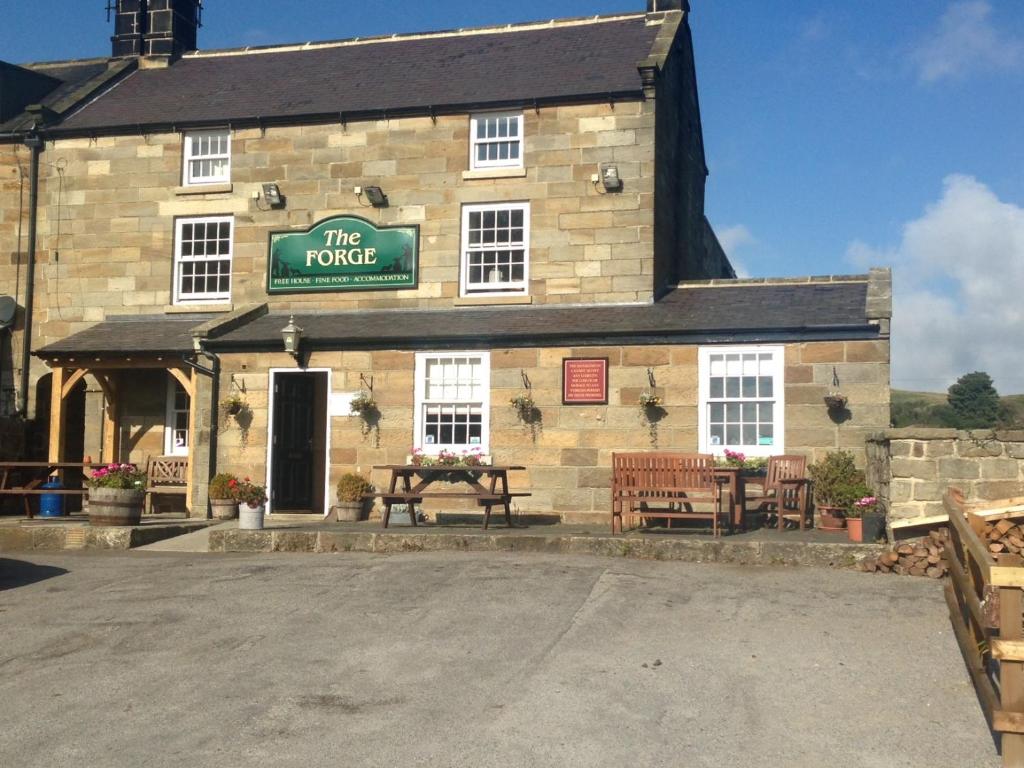 un edificio con un cartel en la parte delantera en The Forge, en Whitby