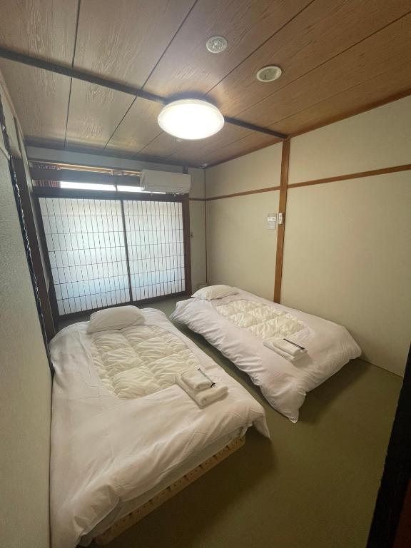 Postel nebo postele na pokoji v ubytování KOMOREBI HOSTEL-your cozy place-