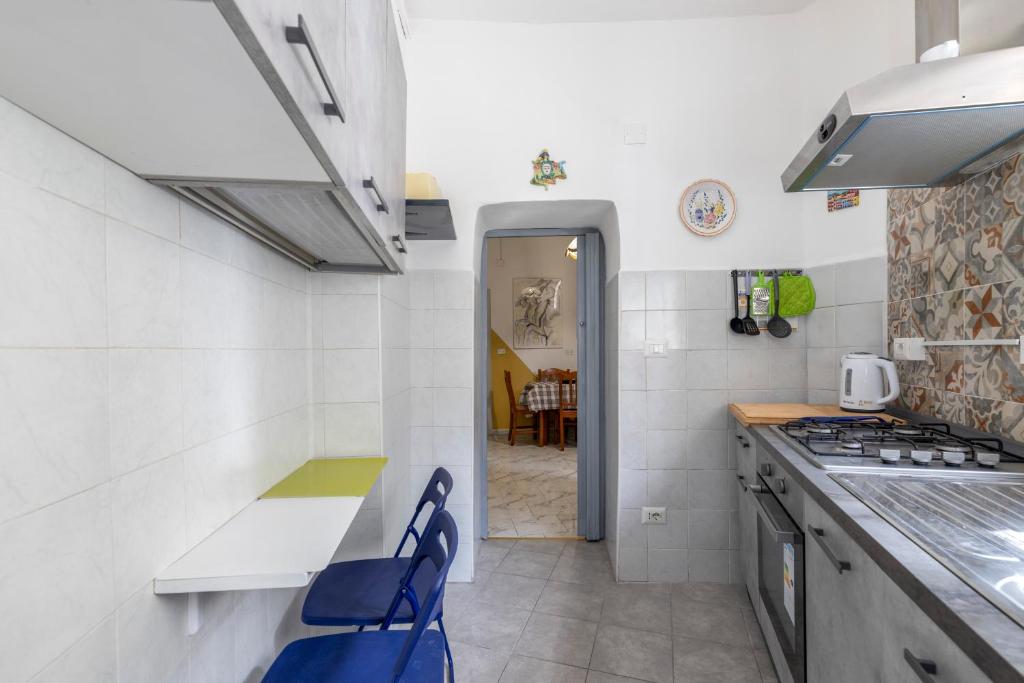 A kitchen or kitchenette at La casa di nonna Lilla