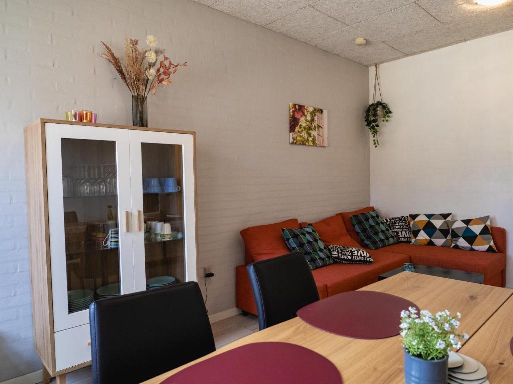 salon z kanapą i stołem w obiekcie Solvang Apartments w mieście Ansager