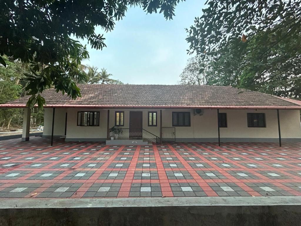 Casa con suelo de ladrillo rojo y blanco en Glanwoods Inn - 2BHK Antique house - Pets allowed, en Mangalore