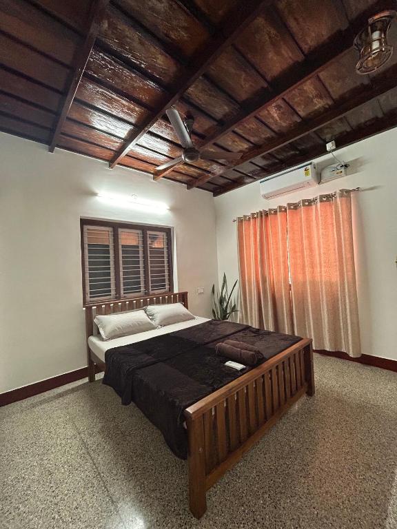Postel nebo postele na pokoji v ubytování Glanwoods Inn - 2BHK Independent Private house in Mangalore - Pets allowed
