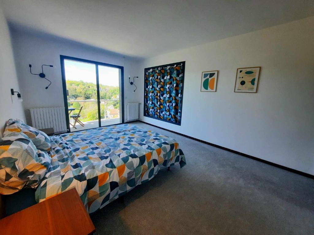 - une chambre avec un lit et une fenêtre dans l'établissement La maison du bord, à Bellac