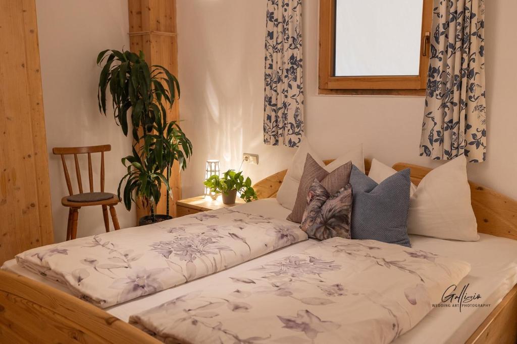 łóżko w pokoju z drewnianą ramą w obiekcie App Schlossblick - Wohnung Hammerwand 2 w mieście Umes