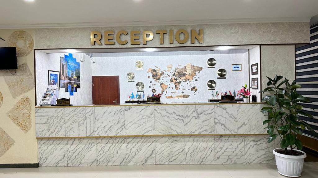 uma área de recepção de uma loja com uma placa na parede em Inturist Hotel Classic Grand Bukhara em Bukhara
