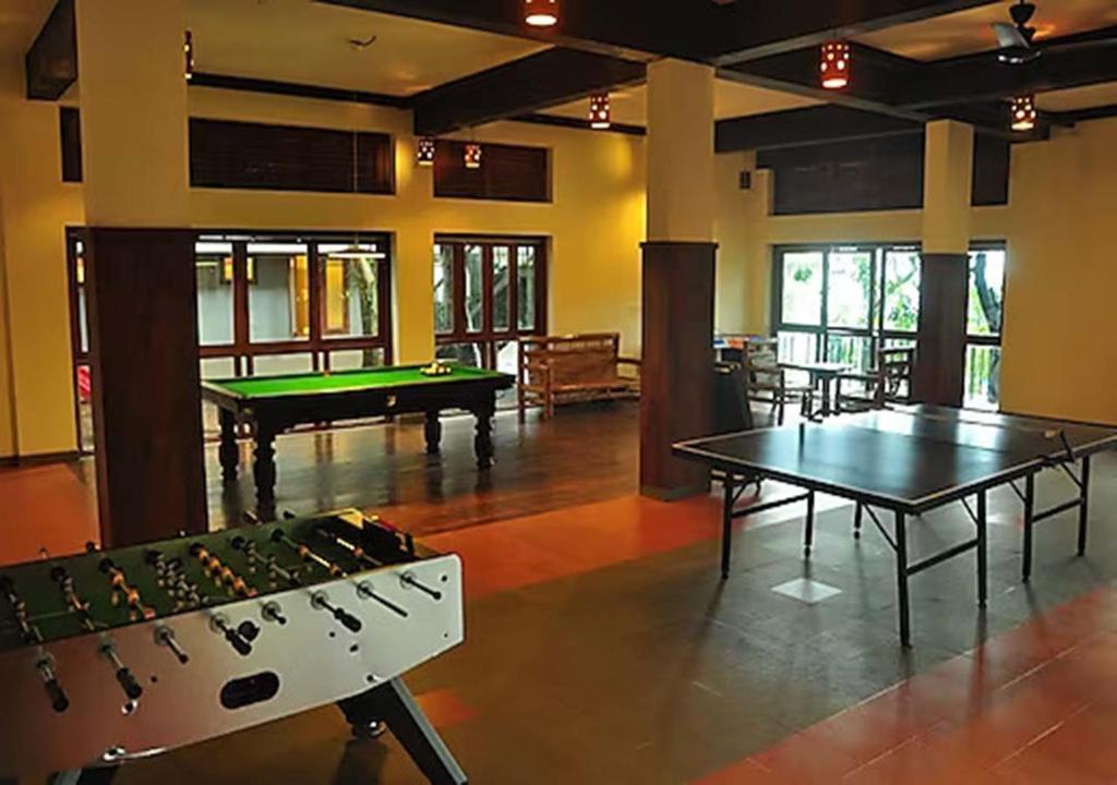 Biliár nebo kulečník v ubytování Wayanad Silverwoods Forest Resort & Spa