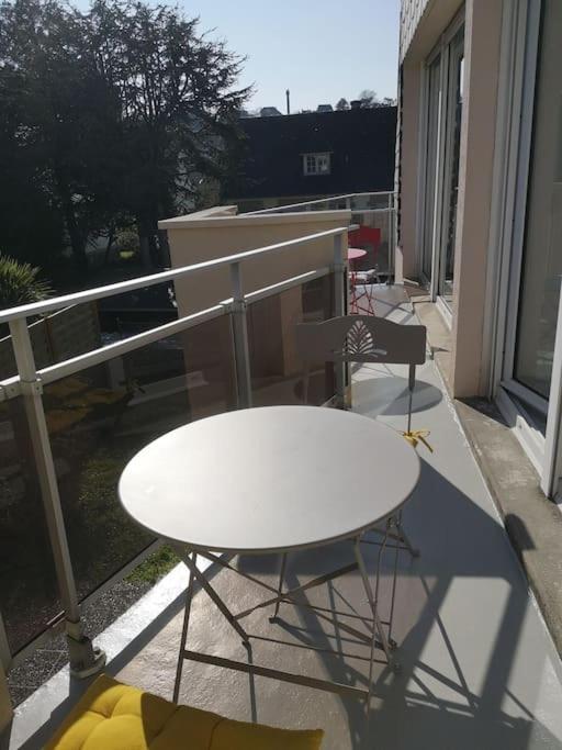 Un balc&oacute;n o terraza en Appartement St Cast, &agrave; 100m de la Grande Plage