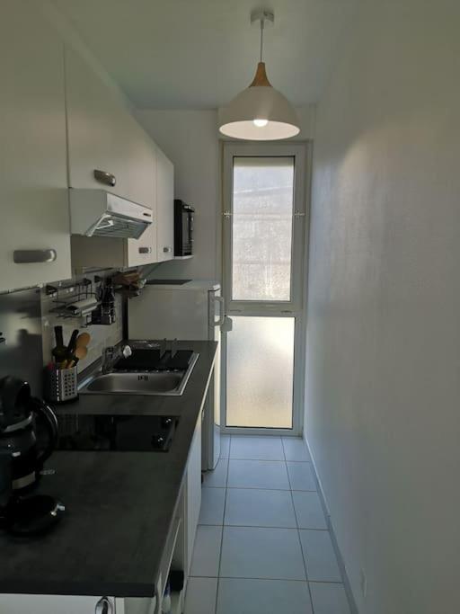 Una cocina o cocineta en Appartement St Cast, &agrave; 100m de la Grande Plage