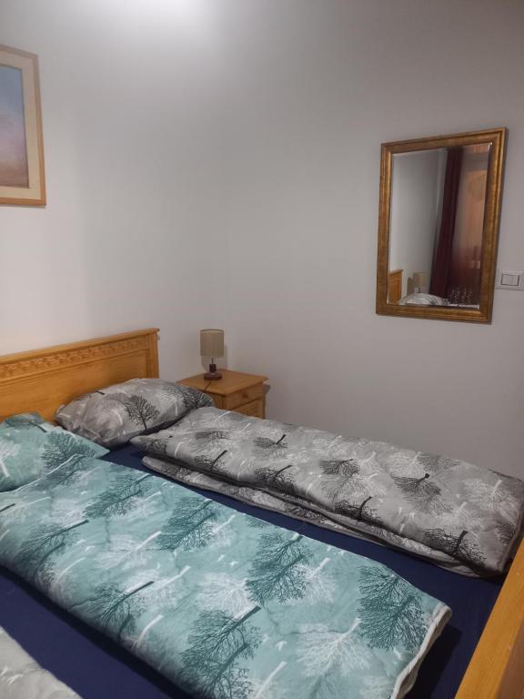 Duas camas num quarto com um espelho na parede em Appartement Cerine 1 , nur 100 Meter bis Tantana Strand em Port El Kantaoui