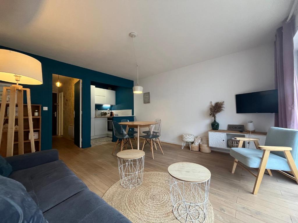 un salon avec un canapé et une table dans l'établissement CorailB12, à Le Touquet-Paris-Plage