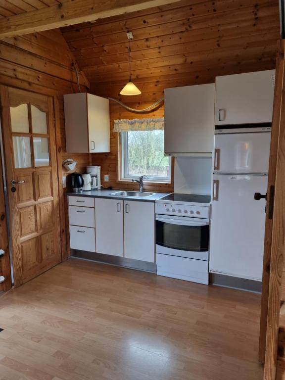 Kuchyň nebo kuchyňský kout v ubytování Feriebyens Camping