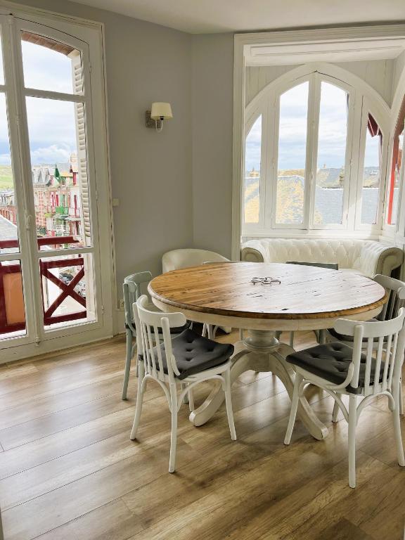 une salle à manger avec une table et des chaises dans l'établissement Appartement Cosy Villa Française, à Mers-les-Bains