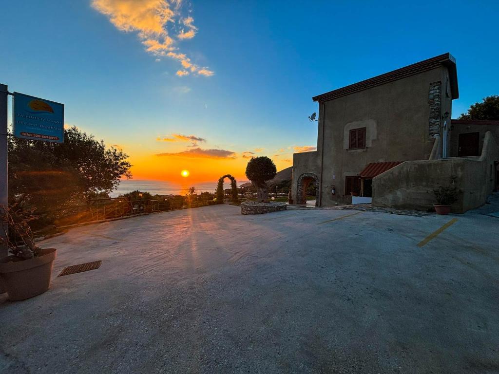 un parking vide avec un coucher de soleil en arrière-plan dans l'établissement Tramonti d'Oro, à Caprioli