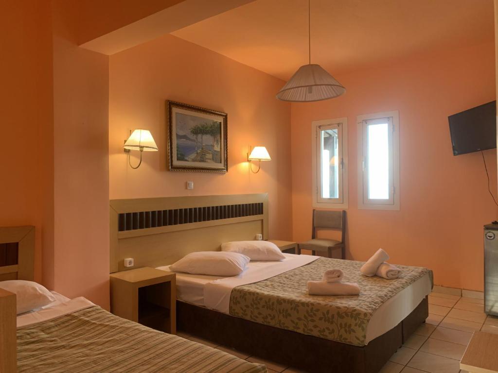 Postel nebo postele na pokoji v ubytování Polychrono Beach Hotel