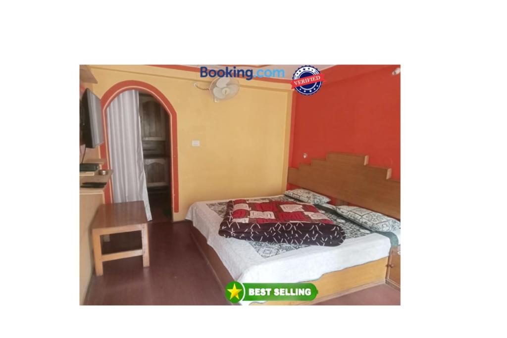 カウサニにあるGoroomgo Hotel Shivay Near Kausani Chouraha - Mountain View - Excellent Customer Serviceのベッドルーム1室(ベッド1台、テーブル、椅子付)